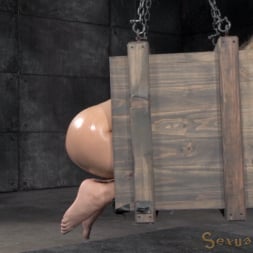 Alina West に 'Insex' リトル・アリナ・ウェストは、箱に縛られて目隠しされ、巨根で両端から強くファックされました！ (サムネイル 6)