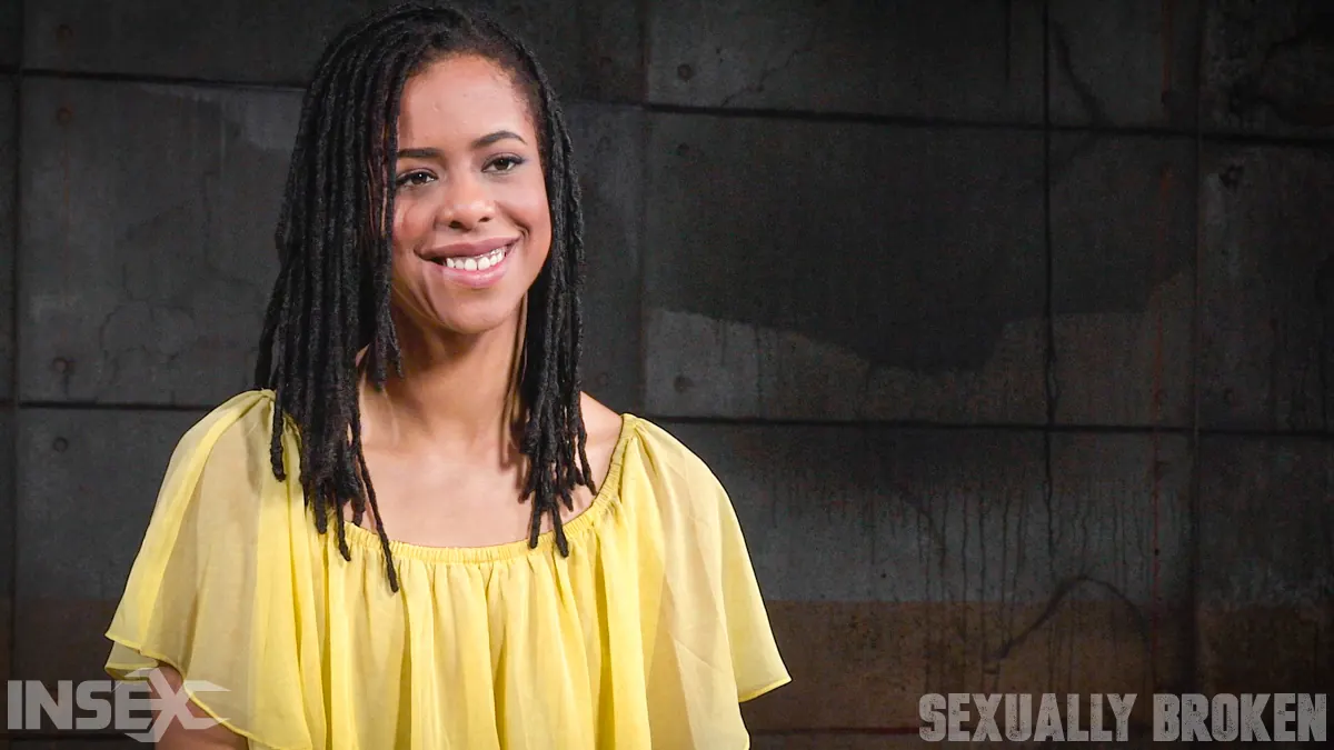 Insex 'Kira Noirはメタルパイプとベルトボンデージに拘束され、大きなディックの端から取られました！' 主演 Kira Noir (写真 2)