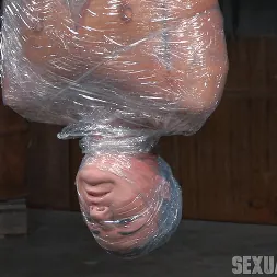 London River en 'Insex' ¡El duro río Londres momificado envuelto en plástico y follado en la cara en suspensión invertida por la BBC! (Miniatura 5)