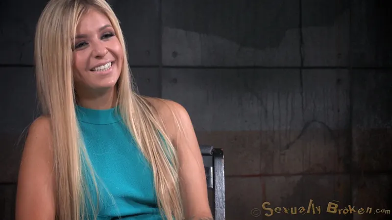 Insex 'かなりブロンドのMadelyn Monroeは顔を伏せて、お尻をつけて、残酷なdeepthroatで大まかにファックしました！' 主演 Madelyn Monroe (写真 2)