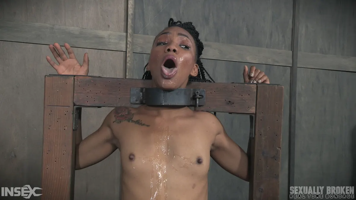 Insex 'is throat overloaded as two big cocks face fuck her into subspace. Metal Bondage.' protagonizando Nikki Darling (foto 14)