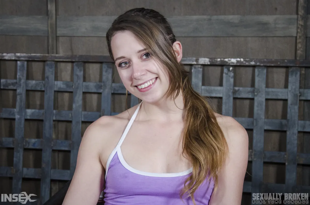 Zoey Laine に 'BaRS Part 2: Head locked between two bars, and roughly fucked to orgasms!' from 'Insex' (写真 2) Insex 'BaRS Part 2: Head locked between two bars, and roughly fucked to orgasms!' 主演 Zoey Laine (写真 2)